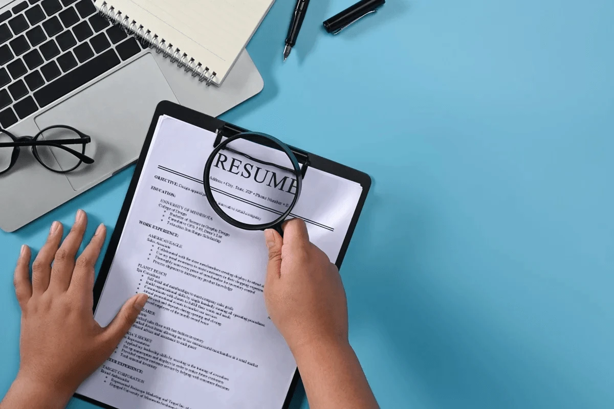 magnifying glass zooming in on the resume font