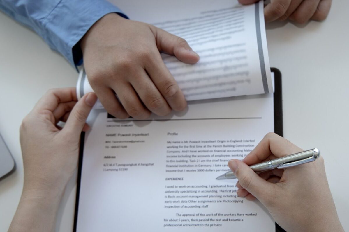 job seeker submitting his resume with introduction paragraph
