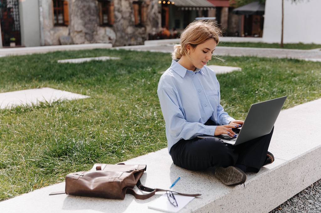 an applicant researching for a good introduction for resume using her laptop