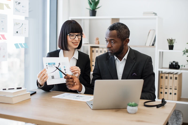 woman explaning rise trend to manager